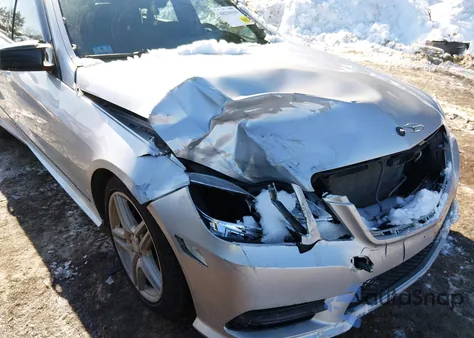 2013 Mercedes-Benz E 350 4Matic z USA, uszkodzony, nr VIN WDDHF8JB3DA765631